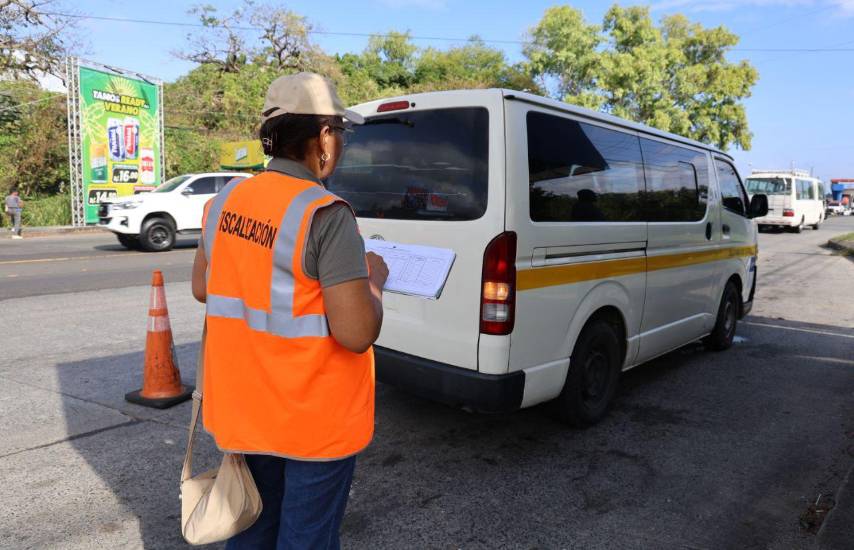 ML | Una funcionaria de la Contraloría durante el operativo de Carnaval.