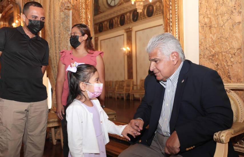 Leah Kamila, primera paciente operada en el Hospital Pediátrico es recibida por el presidente