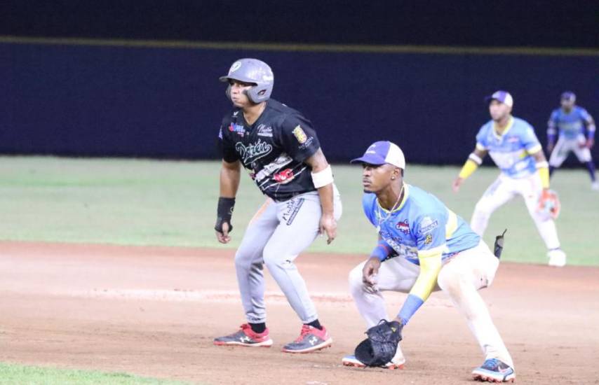 CORTESÍA | Peloteros de los equipos de Darién (i) y Colón en uno de sus partidos de semifinal del Béisbol Mayor 2024.