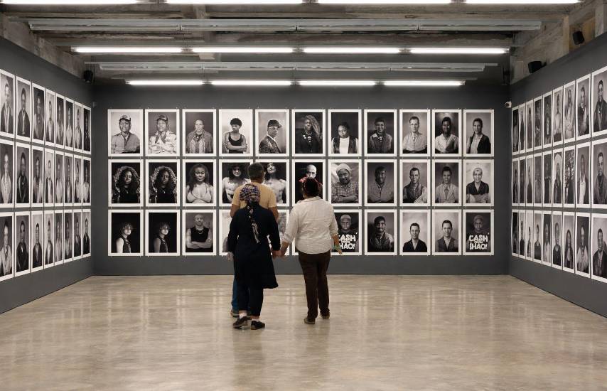 Cortesía | Dos personas observando la galería de fotos.