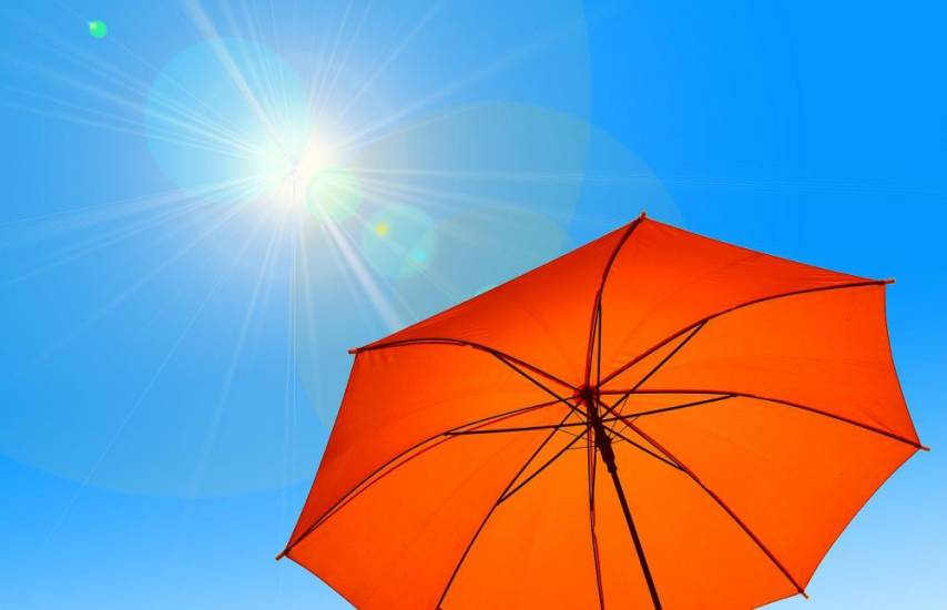 PIXABAY | Un paraguas para protegerse del sol.