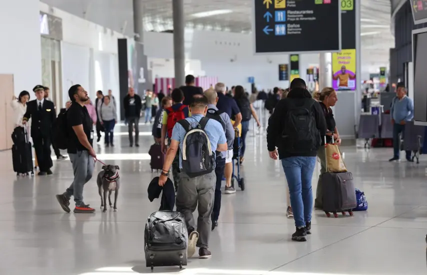 ML | Personas transitan por el Aeropuerto Internacional de Tocumen.