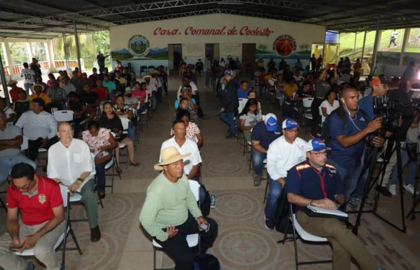 Más de 200 panameños asisten a la consulta pública sobre el proyecto de nuevo contrato del Estado y Minera Panamá en Coclesito.