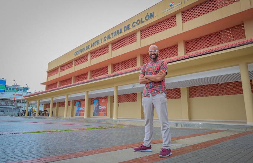 Abel Aronátegui ondea la bandera de Colón el 5 de Noviembre