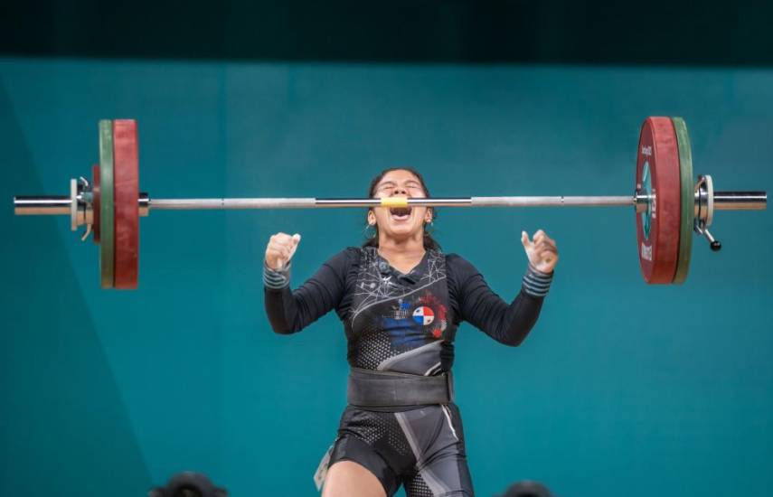 Cortesía | Kelly Aparicio en competencia de Levantamiento de Pesas , durante los pasados XIX Juegos Panamericanos Santiago 2023, en Chile.