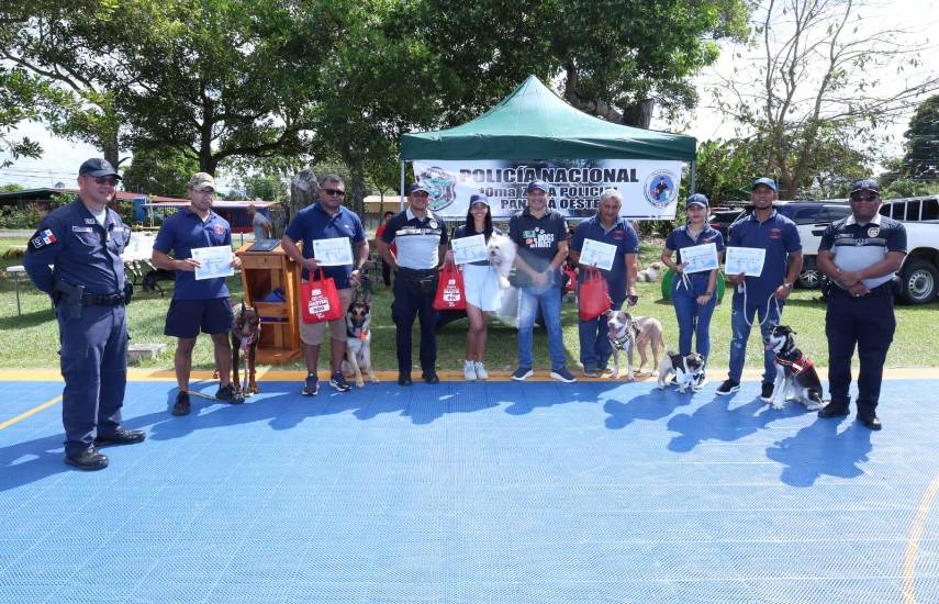 Canes y sus guías se gradúan en curso dictado por la Policía