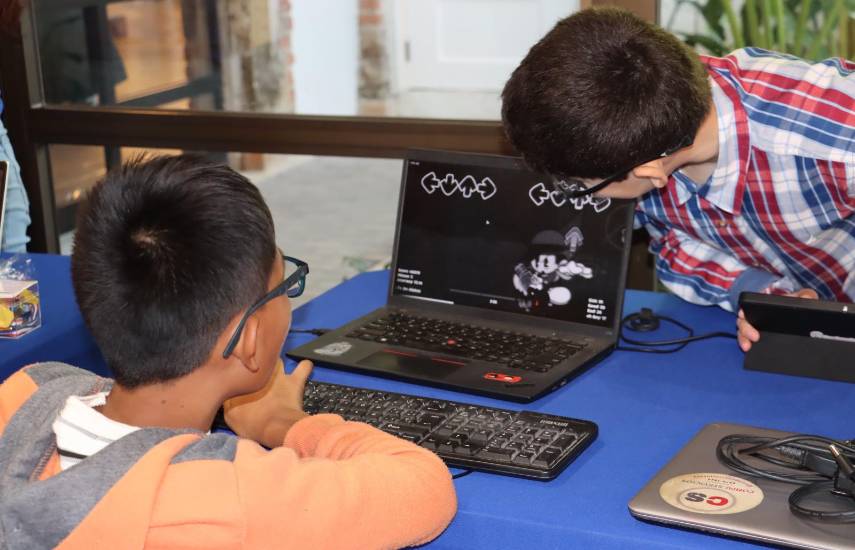 Al menos 200 niños fortalecen competencias digitales en programa tecnológico de la Universidad de Panamá