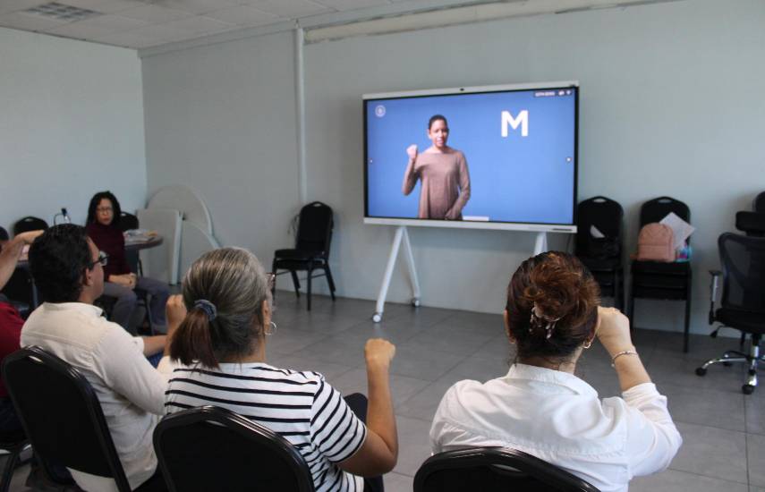 Servidores públicos de la CSS con discapacidad auditiva son certificados en lenguas de señas panameñas.