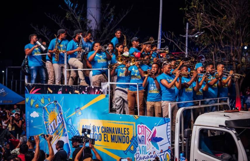 Comparsas le dieron ritmo, brillo y color al Carnaval capitalino