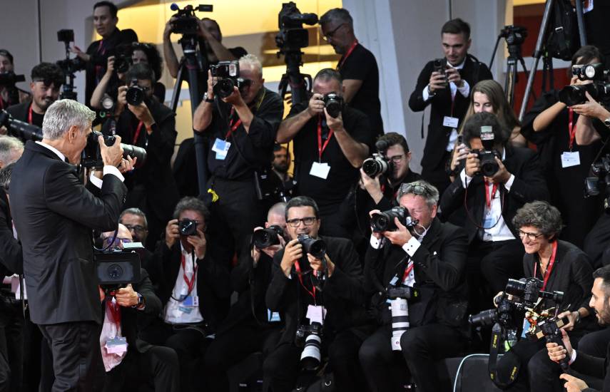 George Clooney se convierte por unos instantes en fotógrafo de la AFP