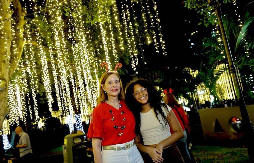 Inicia la época navideña con el encendido de luces en el Parque Omar