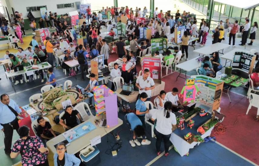 Equipos de Chiriquí y la comarca Ngäbe Buglé participan en competencia de robótica