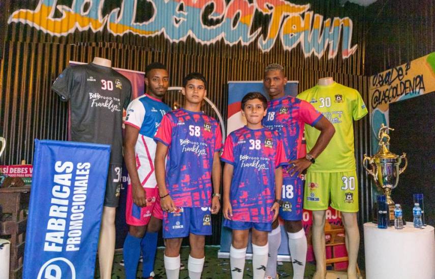 Presentan el nuevo uniforme del Atlético Río Abajo F.C.
