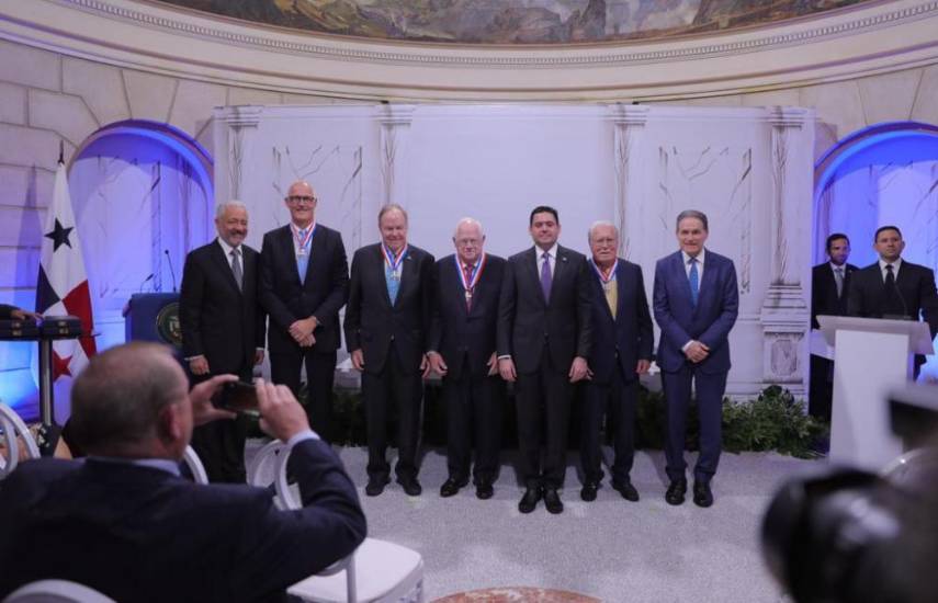Carrizo entrega Condecoración Nacional de la Orden Ricardo J. Alfaro a miembros de la Junta Asesora del Canal de Panamá