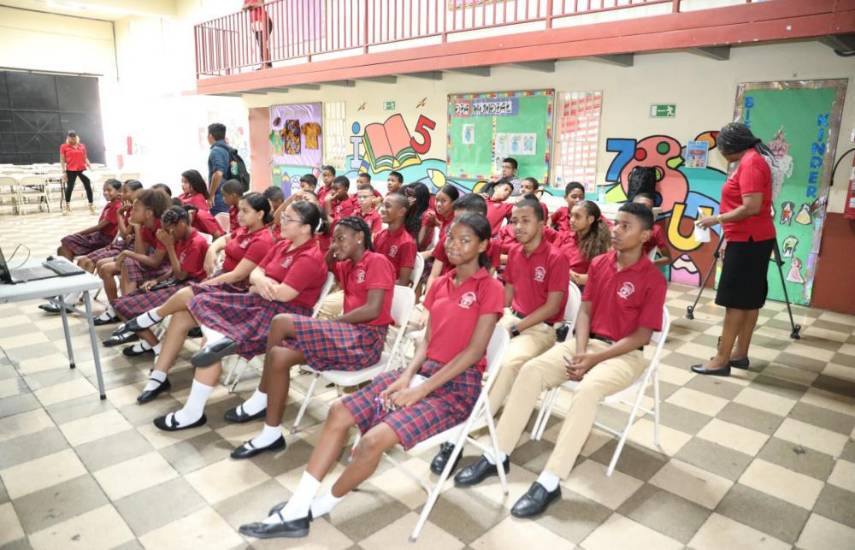 Jóvenes del corregimiento de Curundú se capacitan en el manejo responsable de las redes sociales