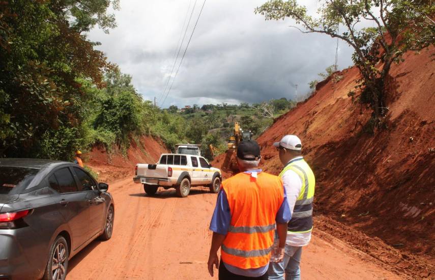 Habilitan vía Las Tablas-Tonosí tras derrumbe provocado por el sismo