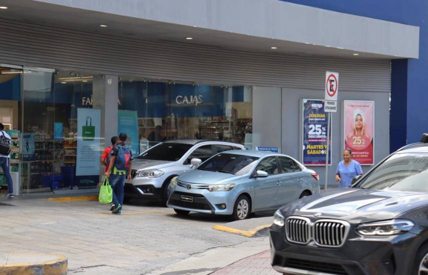 Local sin parking congestiona el tráfico