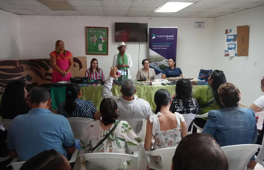 ML | Miembros de las comunidades en reunión.