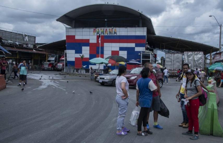 Paso Canoas, un “infierno” para migrantes varados en la frontera de Costa Rica y Panamá