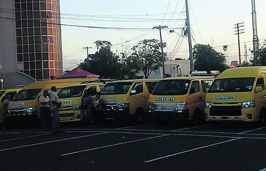 ML | Busitos colegiales estacionados en las afueras de la Arena Roberto Durán.