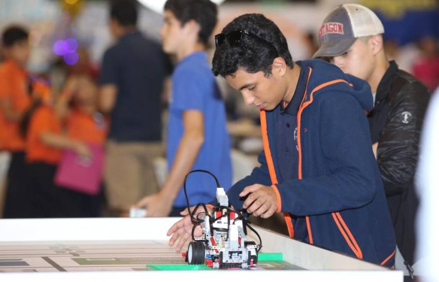 Estudiantes en competencia de robótica.