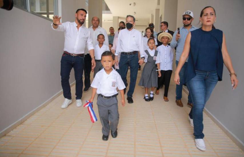 Cortizo entregó escuelas en La Chorrera