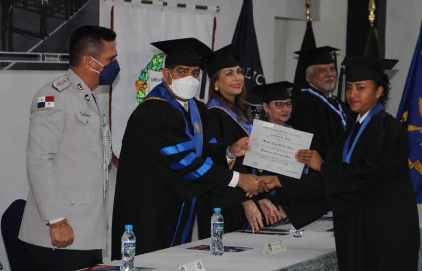 Universidad de Panamá titula a 45 nuevos profesionales de la Policía Nacional.