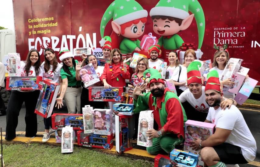 INADEH y Despacho de la Primera Dama realizan la Forratón 2025 para empacar 3,000 regalos navideños