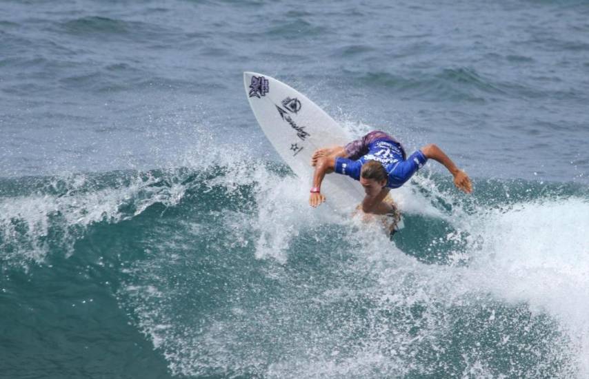La joven promesa del surf Tao Rodríguez.