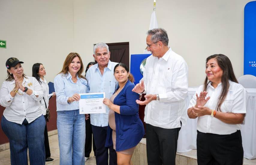 El presidente Mulino entregó 338 casas y 180 títulos de propiedad en Chiriquí