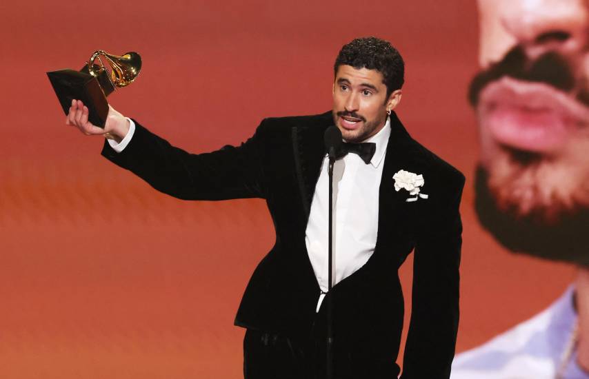 Bad Bunny se alza con histórico Grammy a álbum del año
