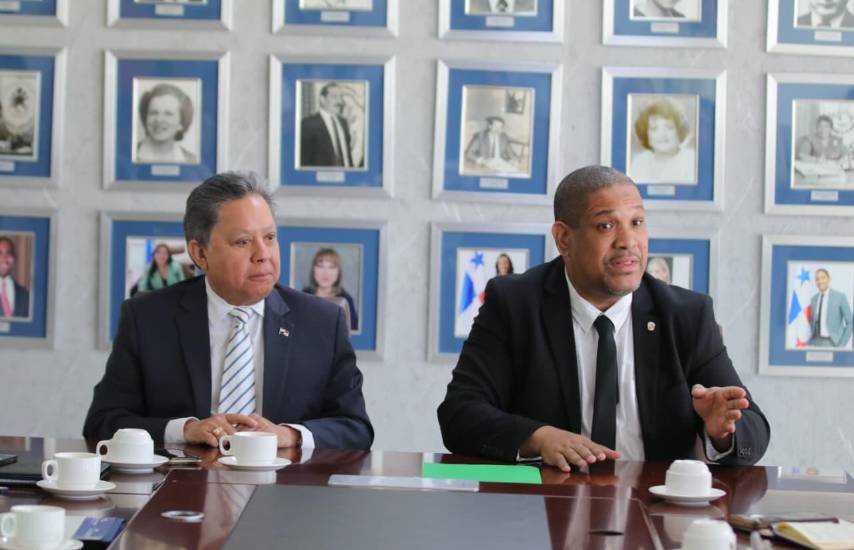 Gobierno avanza en solución de becas para 132 estudiantes de medicina