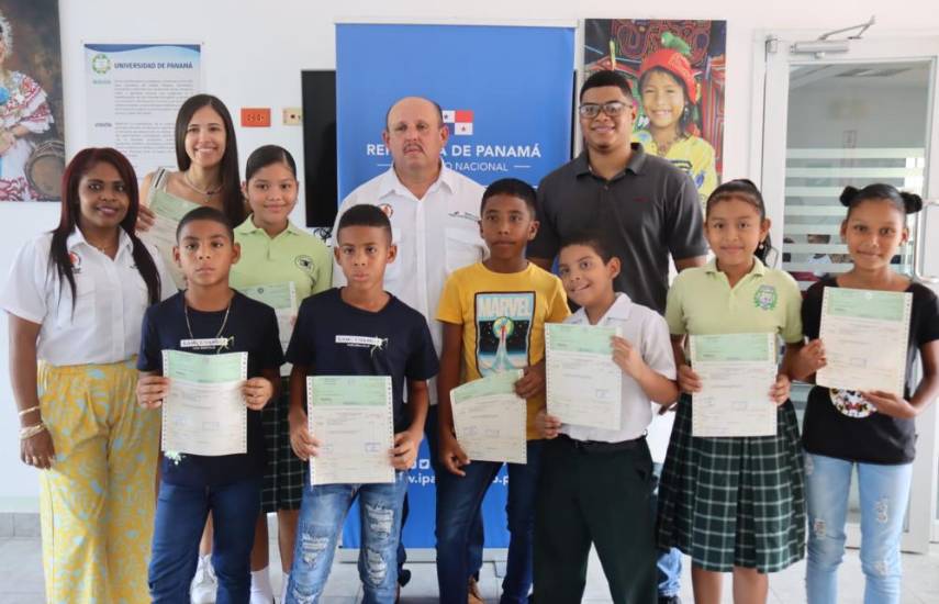 El IPACOOP entregó apoyo económico a más 500 estudiantes