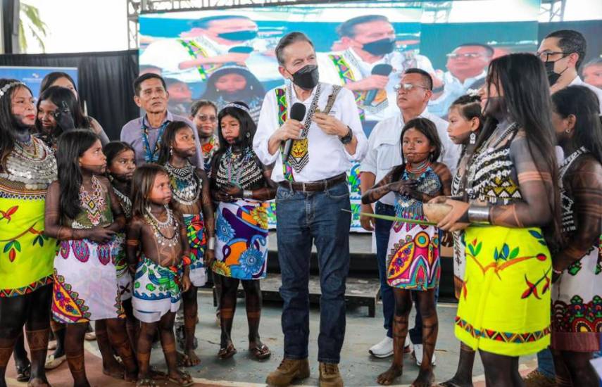 Gobierno entrega beneficios a pobladores de la Comarca Emberá Wounaan