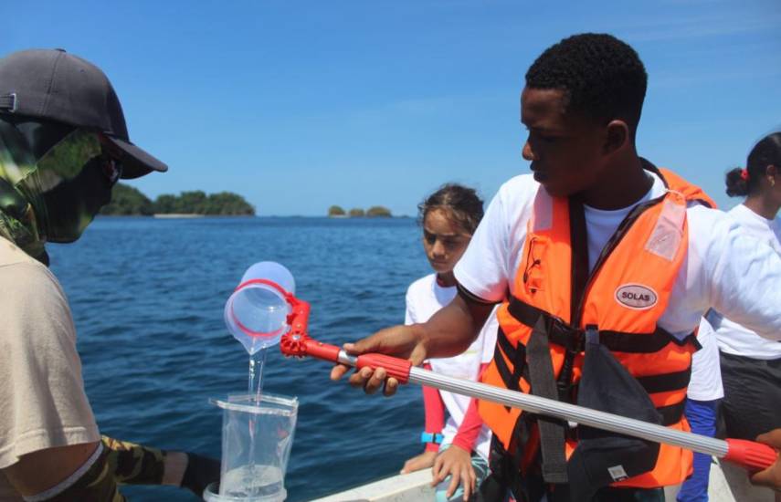 Niños y científicos de Coiba AIP colectan muestras para identificar ADN ambiental de peces