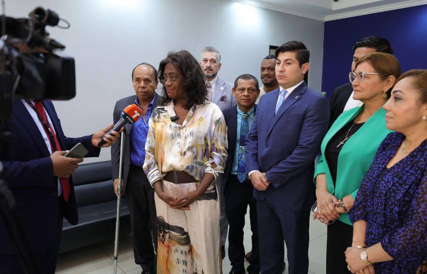 ML | La ministra Lucy Molinar, el diputado Jorge Bloise durante un encuentro sobre el proyecto de ley educativa.