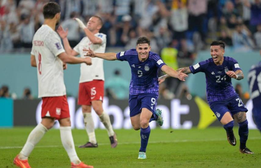 Argentina gana a Polonia 2-0 y pasa a octavos de final del Mundial