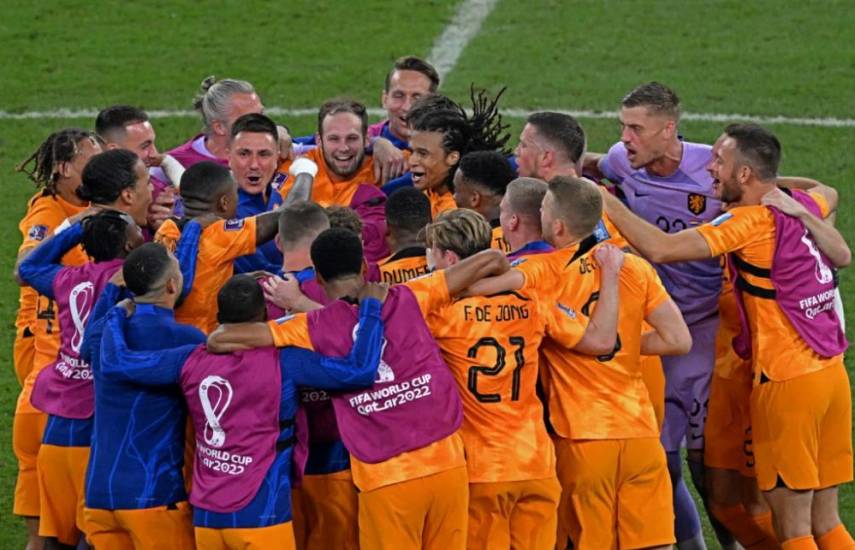 AFP | El equipo de Países Bajos celebra su paso a cuartos de final en Catar 2022.