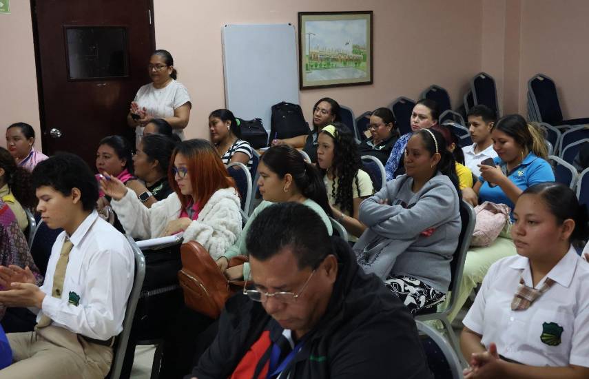Capacitan a estudiantes sobre prevención y comportamiento ante la presencia de cocodrilos