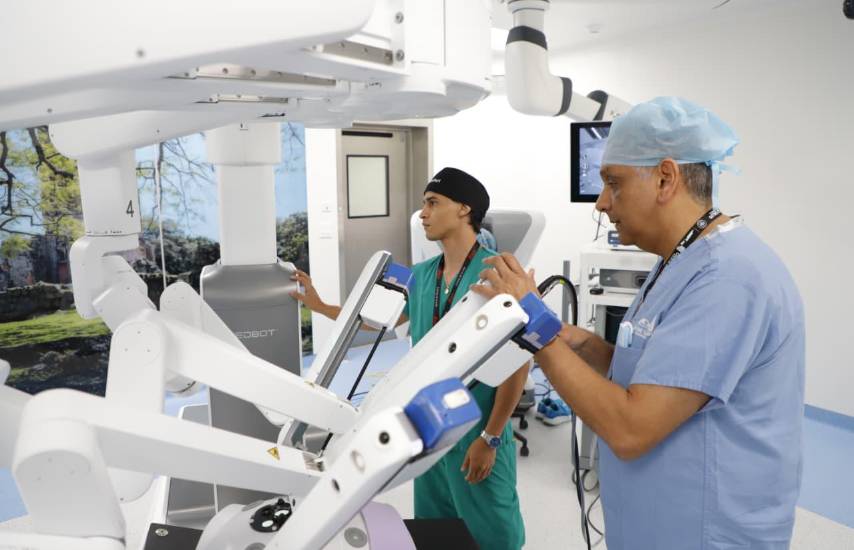 Instalan un nuevo robot quirúrgico en la Ciudad de la Salud