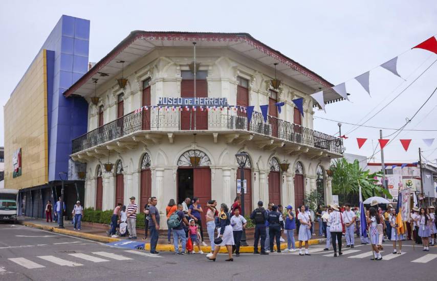 Donación familiar enriquece el patrimonio del Museo de Herrera