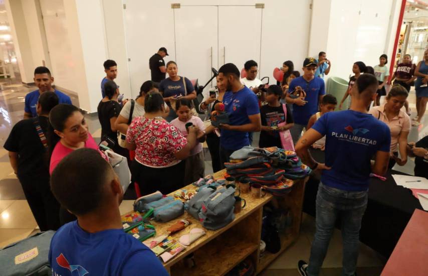 Privados de libertad exhiben y venden sus productos en Westland Mall