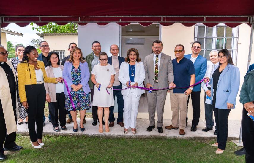 ML | Durante la inauguración del primer Laboratorio de Paneles Solares Fotovoltaicos.