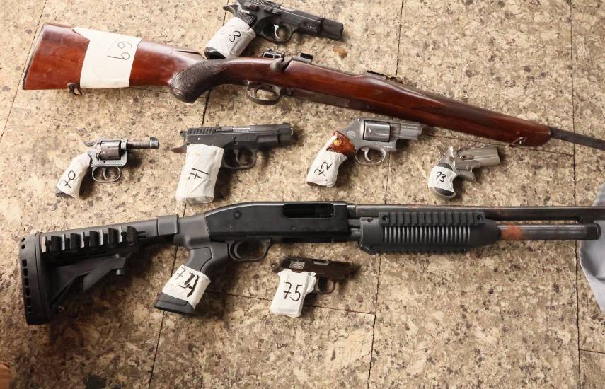 Programa “armas por comida y medicina” recupera 103 armas de fuego en la 5 De Mayo