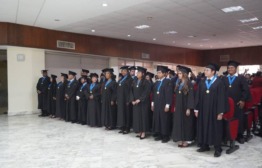 Universidad de Panamá gradúa a 76 ingenieros y especialistas en tecnología