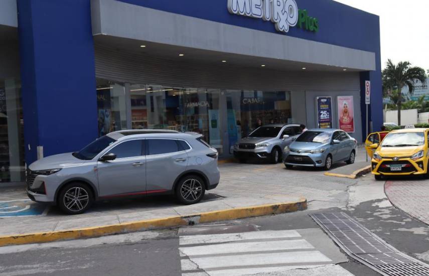 Local sin parking congestiona el tráfico