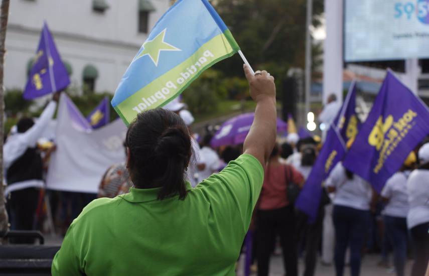 ML | Simpatizante con una bandera del Partido Popular (PP).
