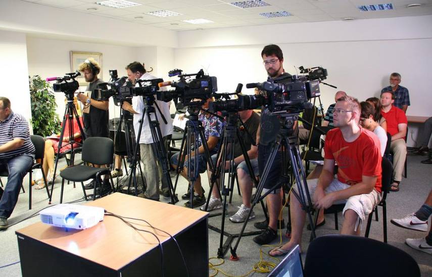Pixabay | Un grupo de periodistas y camarógrafos en una conferencia de prensa.