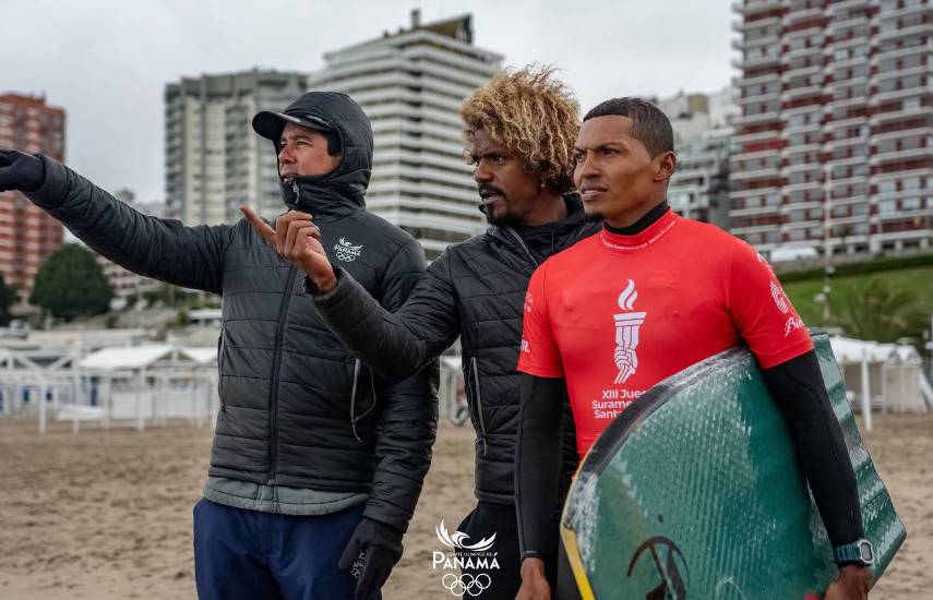 Tico se convierte en el entrenador de surf más exitoso de América