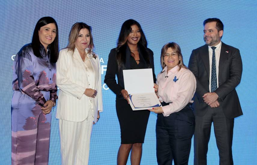 ML | Autoridades durante la graduación.